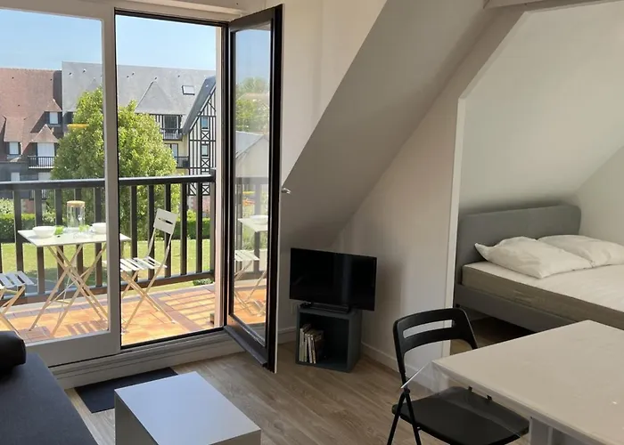 Appartement 2 Pieces En Bord De Mer Avec Acces Direct A La Plage De Cabourg, Proche Thalassotherapie - Fr-1-487-336